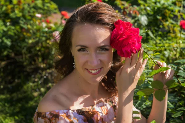 Morena Mujer Con Rosas Rojas Cerca Del Arbusto Retrato Del — Foto de Stock