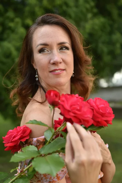 Bela Mulher Morena Com Rosas Vermelhas Perto Arbusto Parque Retrato — Fotografia de Stock