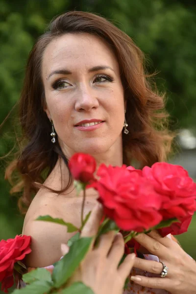 Bella Donna Bruna Con Rose Rosse Vicino Cespuglio Nel Ritratto — Foto Stock