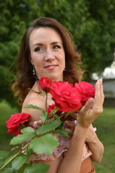 Bela Mulher Morena Com Rosas Vermelhas Perto Arbusto Parque Retrato — Fotografia de Stock