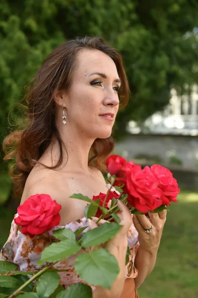 Hermosa Mujer Morena Con Rosas Rojas Cerca Del Arbusto Retrato —  Fotos de Stock