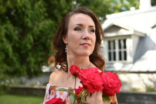 Vacker Brunett Kvinna Med Röda Rosor Nära Busken Parken Porträtt — Stockfoto