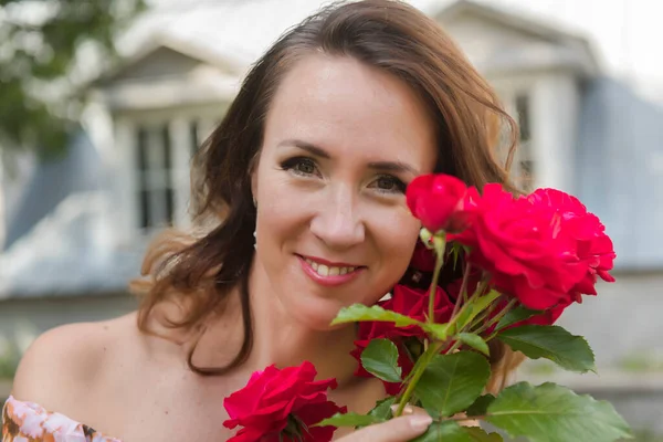 Morena Mujer Con Rosas Rojas Cerca Del Arbusto Retrato Del — Foto de Stock