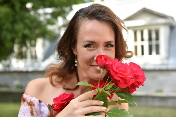 Красивая Брюнетка Женщина Красными Розами Возле Куста Парке Портрет — стоковое фото