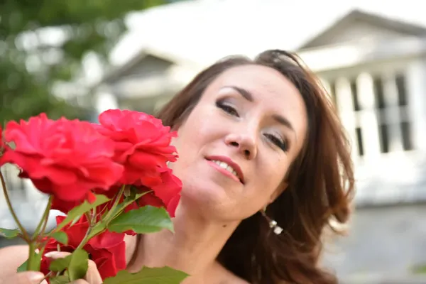 Vacker Brunett Kvinna Med Röda Rosor Nära Busken Parken Porträtt — Stockfoto