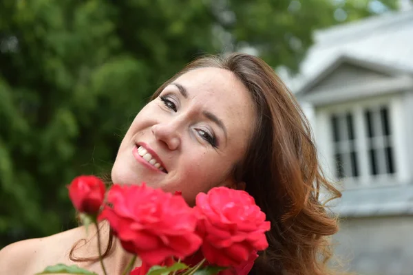 Bella Donna Bruna Con Rose Rosse Vicino Cespuglio Nel Ritratto — Foto Stock