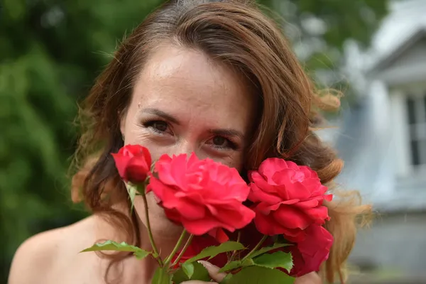 Hermosa Mujer Morena Con Rosas Rojas Cerca Del Arbusto Retrato — Foto de Stock