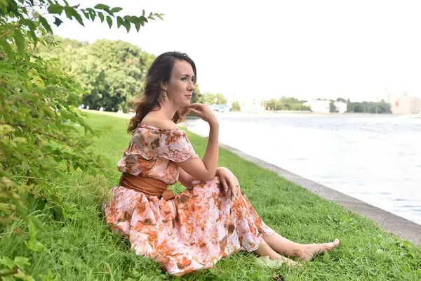 Belle Femme Brune Robe Rose Assoit Sur Herbe Près Rivière — Photo