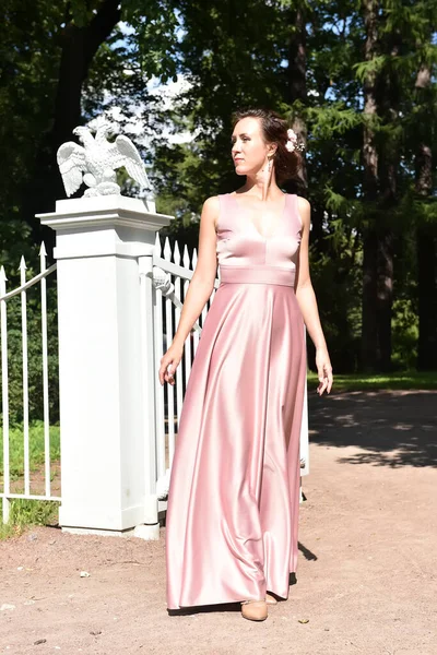 Hermosa Mujer Morena Elegante Vestido Rosa Parque — Foto de Stock