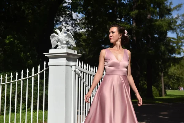 Vacker Elegant Brunett Kvinna Rosa Klänning Parken — Stockfoto