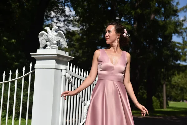 Hermosa Mujer Morena Elegante Vestido Rosa Parque — Foto de Stock