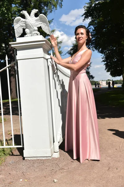 Όμορφη Κομψή Μελαχρινή Γυναίκα Ροζ Φόρεμα Στο Πάρκο — Φωτογραφία Αρχείου