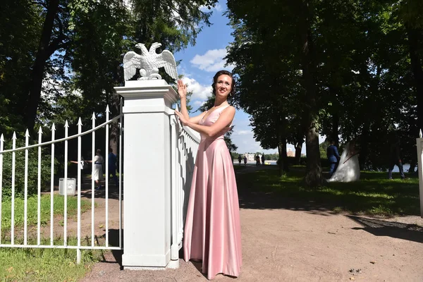 Schöne Elegante Brünette Frau Rosa Kleid Park — Stockfoto