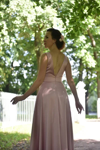 Όμορφη Κομψή Μελαχρινή Γυναίκα Ροζ Φόρεμα Στο Πάρκο — Φωτογραφία Αρχείου