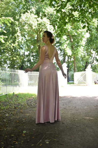 Belle Femme Brune Élégante Robe Rose Dans Parc — Photo