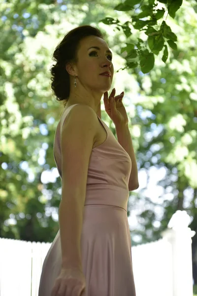 Hermosa Mujer Morena Elegante Vestido Rosa Parque — Foto de Stock