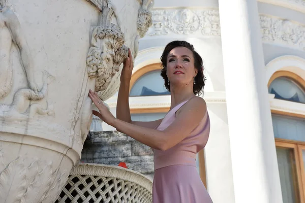 Bela Mulher Morena Elegante Vestido Rosa — Fotografia de Stock