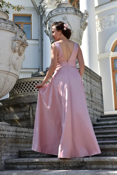 Όμορφη Κομψή Μελαχρινή Γυναίκα Ροζ Φόρεμα — Φωτογραφία Αρχείου
