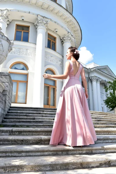 Hermosa Mujer Morena Elegante Vestido Rosa — Foto de Stock