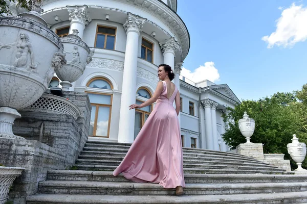 Schöne Elegante Brünette Frau Rosa Kleid — Stockfoto