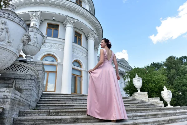 Belle Femme Brune Élégante Robe Rose — Photo