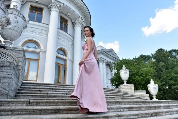 Beautiful Elegant Brunette Woman Pink Dress — Stock Photo, Image