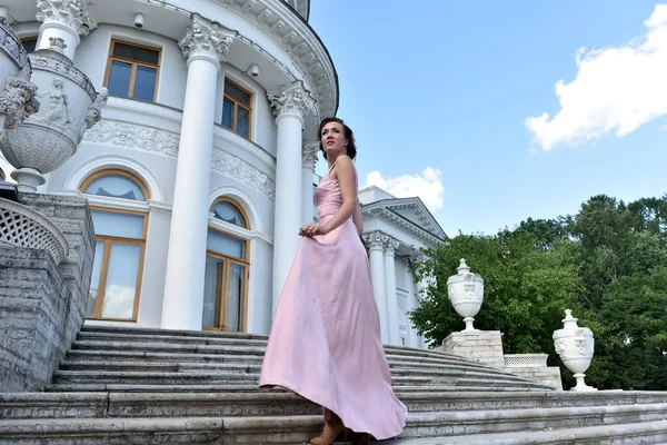 Bela Mulher Morena Elegante Vestido Rosa — Fotografia de Stock