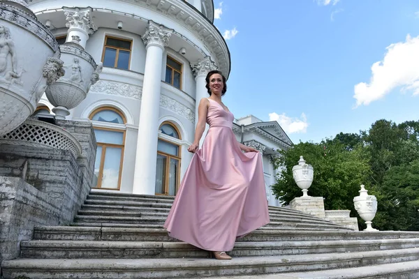 Schöne Elegante Brünette Frau Rosa Kleid — Stockfoto