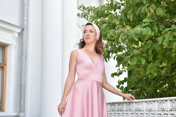 Piękna Elegancka Brunetka Kobieta Różowej Sukience — Zdjęcie stockowe