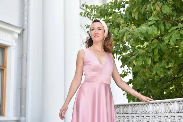 Όμορφη Κομψή Μελαχρινή Γυναίκα Ροζ Φόρεμα — Φωτογραφία Αρχείου