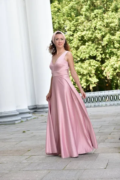 Красивая Элегантная Брюнетка Розовом Платье — стоковое фото