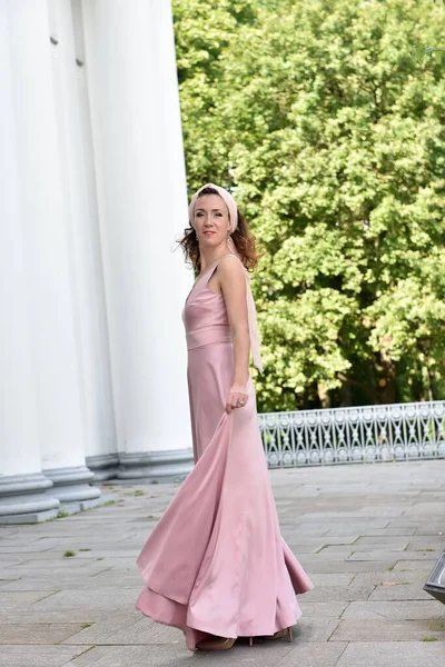 Красивая Элегантная Брюнетка Розовом Платье — стоковое фото