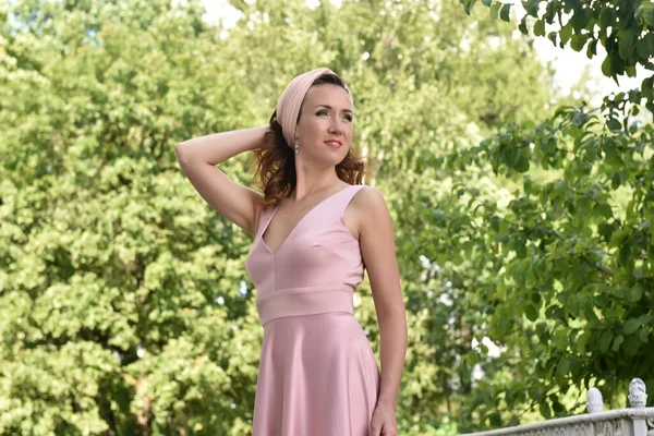 Hermosa Mujer Morena Elegante Vestido Rosa Aire Libre — Foto de Stock