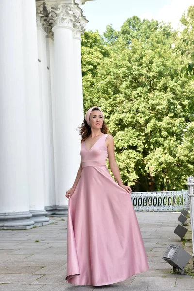 Hermosa Mujer Morena Elegante Vestido Rosa — Foto de Stock