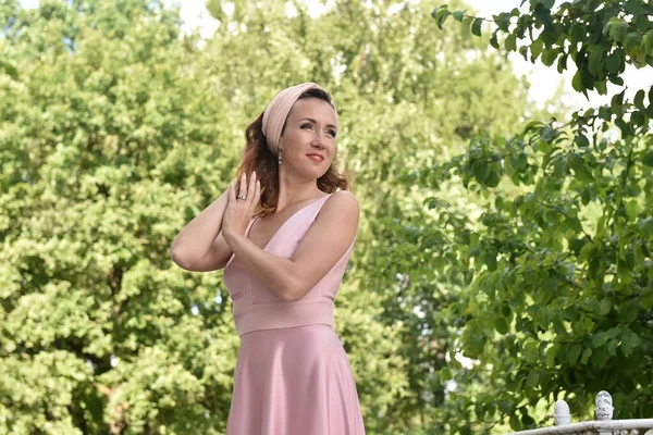Piękny Elegancki Brunetka Kobieta Różowy Sukienka Odkryty — Zdjęcie stockowe