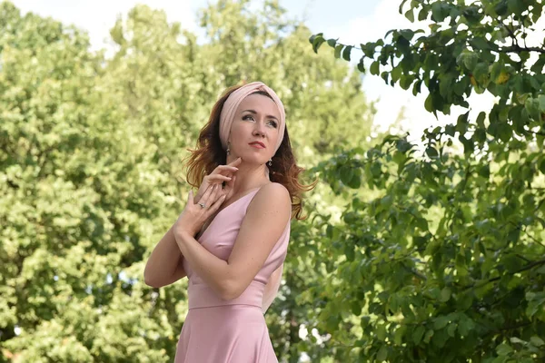Красивая Элегантная Брюнетка Женщина Розовом Платье Открытом Воздухе — стоковое фото