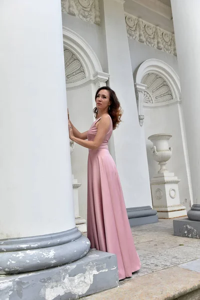 Hermosa Mujer Morena Elegante Vestido Rosa Aire Libre — Foto de Stock