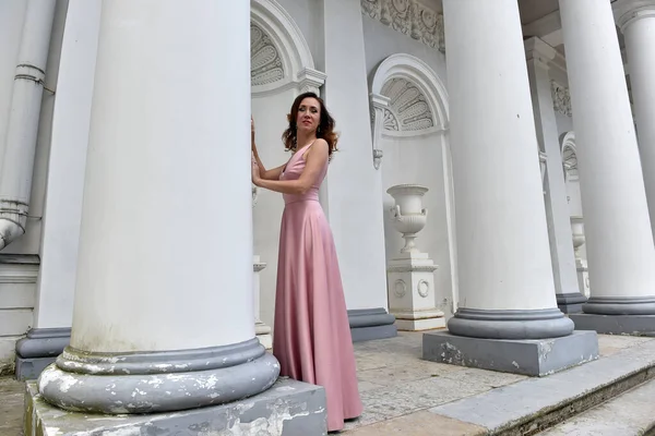 Bela Mulher Morena Elegante Vestido Rosa Livre — Fotografia de Stock