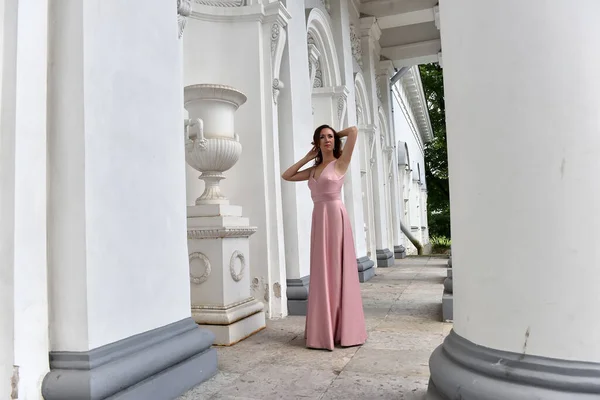 Bela Mulher Morena Elegante Vestido Rosa Livre — Fotografia de Stock