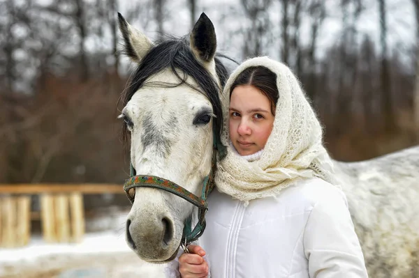 冬天穿着绒毛披肩和马的女孩 — 图库照片