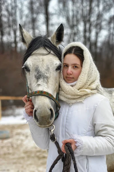 Девушка Пушистой Шаль Лошадью Зимой — стоковое фото