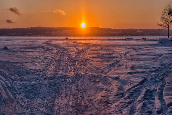 Schöne Winterlandschaft Schneebedeckter See Bei Sonnenuntergang — Stockfoto