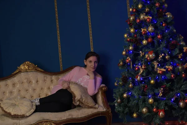 Γυναίκα Ετών Χριστουγεννιάτικο Εσωτερικό Μπλε Αποχρώσεις Καναπέ — Φωτογραφία Αρχείου