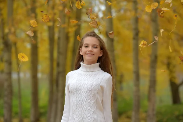 Mladá Dívka Brunetka Dítě Bílém Svetru Podzim Parku — Stock fotografie
