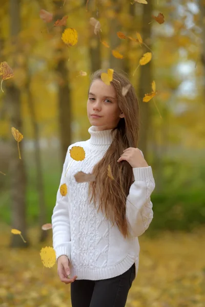 Jong Meisje Brunette Kind Wit Trui Herfst Het Park — Stockfoto