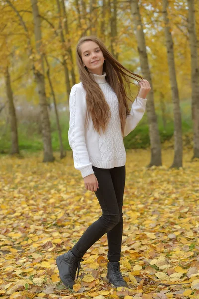 Fiatal Lány Barna Gyermek Fehér Pulóverben Ősszel Parkban — Stock Fotó