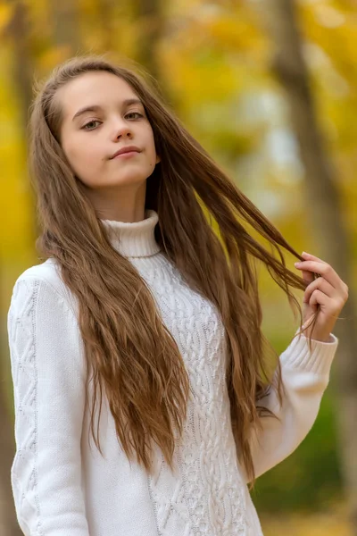 公园里穿着白色毛衣的小女孩黑发 — 图库照片
