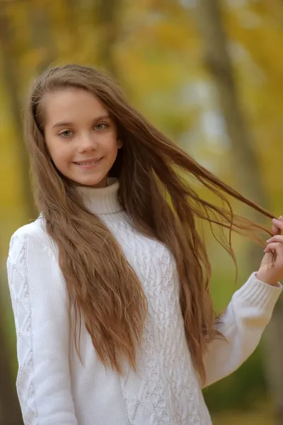 Młoda Dziewczyna Brunetka Dziecko Białym Swetrze Jesienią Parku — Zdjęcie stockowe