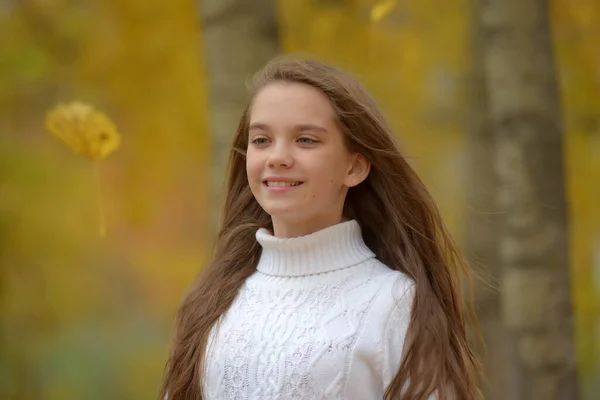 Junges Mädchen Brünettes Kind Weißen Pullover Herbst Park — Stockfoto