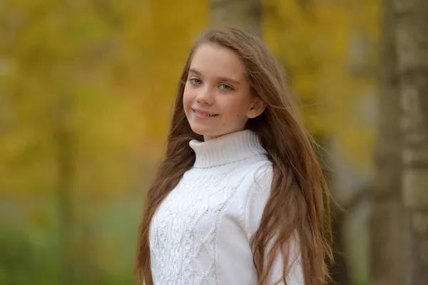 Jovem Menina Morena Criança Suéter Branco Outono Parque — Fotografia de Stock